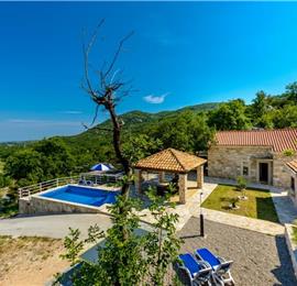 2 bedroom villa with pool and mountain views near Orašac, sleeps 4